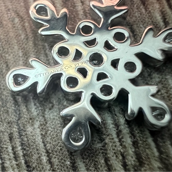 Tiffany & Co. snowflake charm - Picture 3 of 5